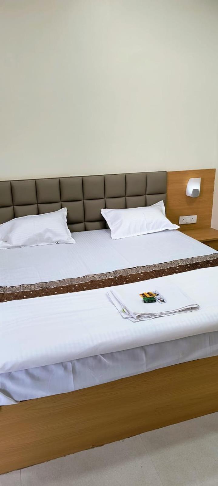 Hotel Satyam Shajapur Exterior photo